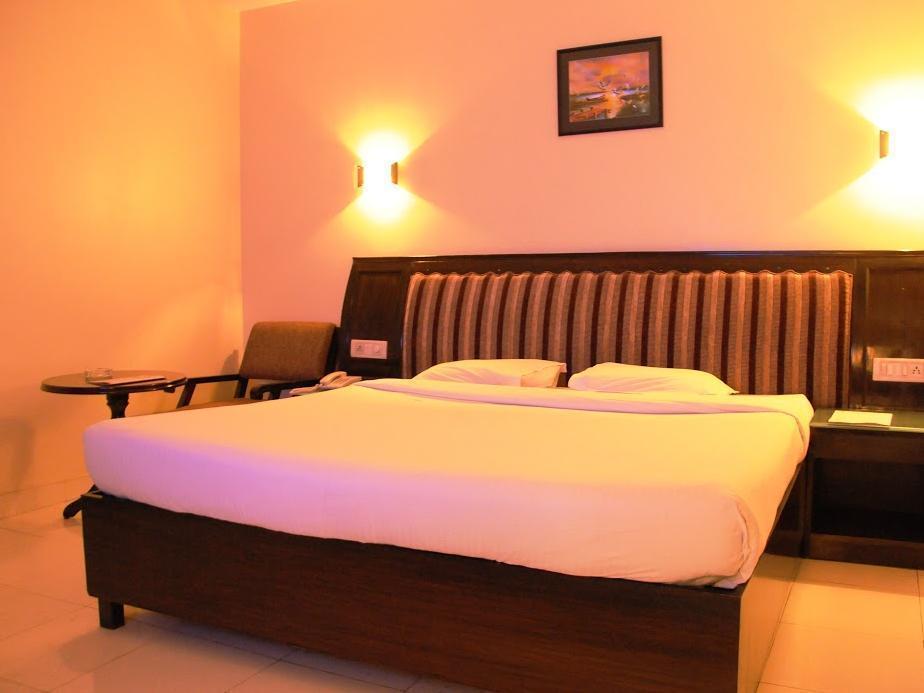 Treebo Trend Grand Plaza Nampally Hyderabad Exterior foto